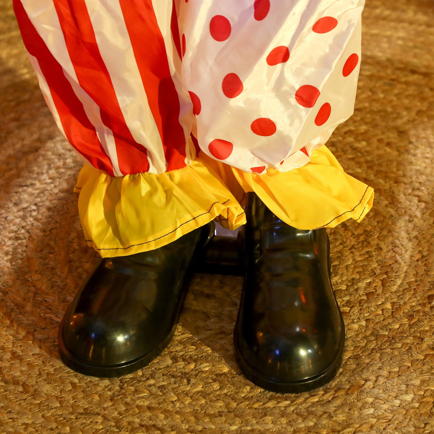 Outsunny Life Size Stackable Halloween Animated Clown, Red Light Up Eyes, Sound Activated, Battery Operated Indoor Party Prop, Halloween Decor, Scary, Red