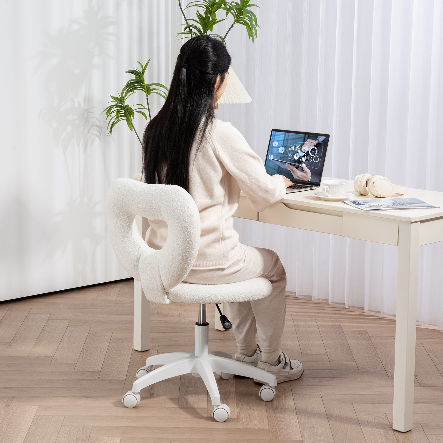 HOMCOM Armless Heart Computer Desk Chair, Swivel Office/Vanity Chair, Height Adjustable with Wheels, Teddy Fleece, White