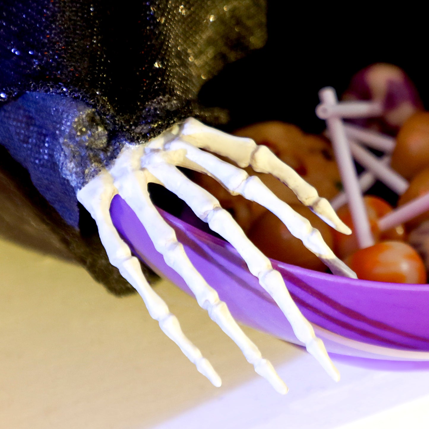 Outsunny 2pcs Animated Halloween Skull Bowl with LED Eyes, Moving Body, Creepy Sound, Skeleton Ghost Candy Dish for Party Decoration