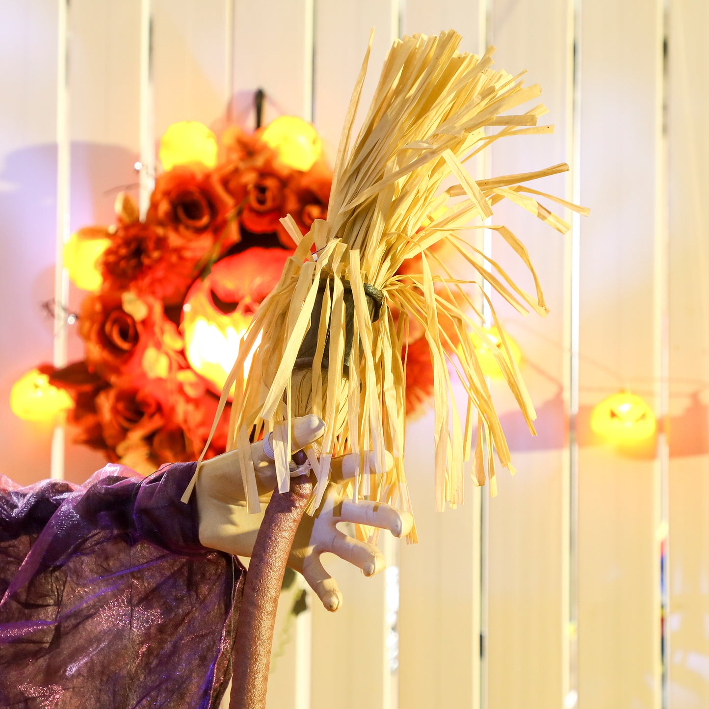 Outsunny 183cm Life Size Halloween Animated Witch & Broomstick with Glowing LED Eyes, Battery Operated Indoor Party Props, Spooky Halloween Decor