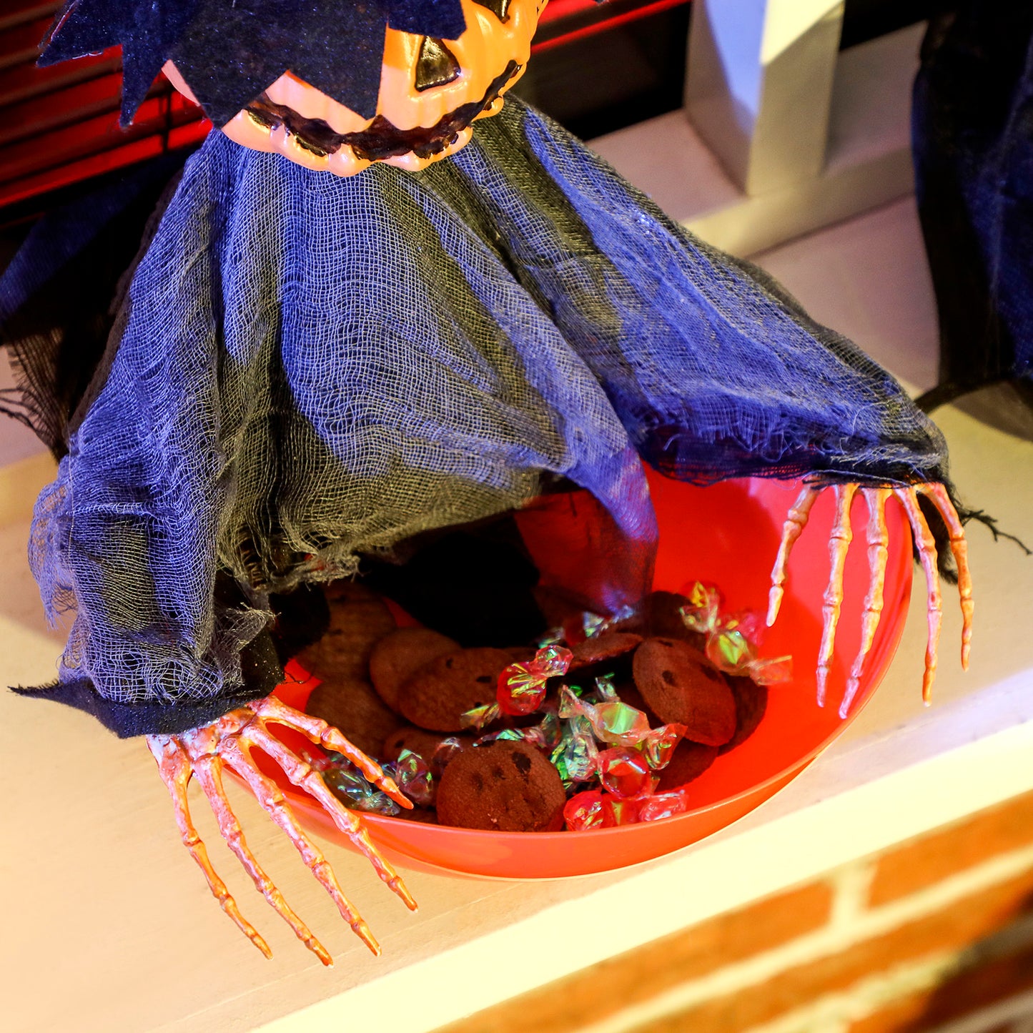 Outsunny 2pcs Animated Halloween Skull Bowl with LED Eyes, Moving Body, Creepy Sound, Skeleton Ghost Candy Dish for Party Decoration