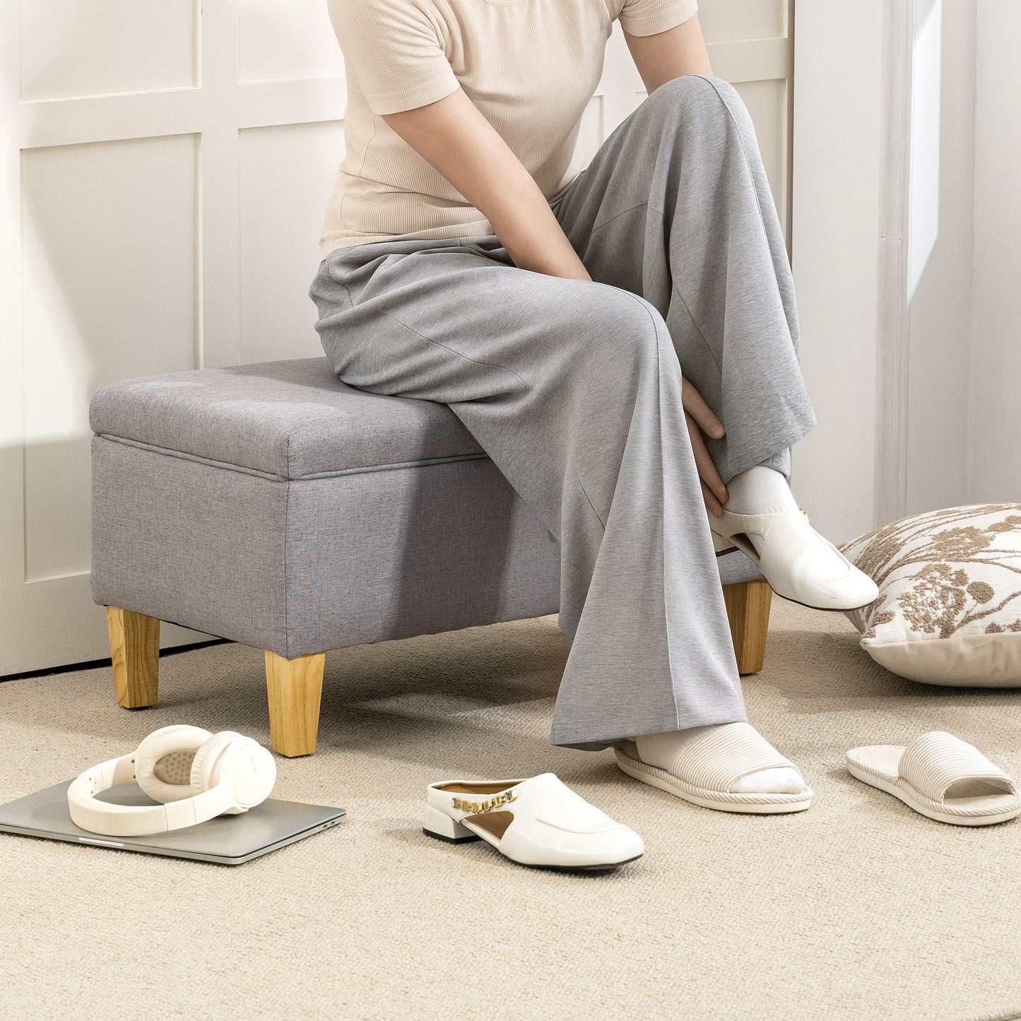HOMCOM 30L Linen Storage Ottoman Padded Footstool with Rubberwood Legs for Storage Box, Bed End, Shoe Bench, Seating, Light Grey