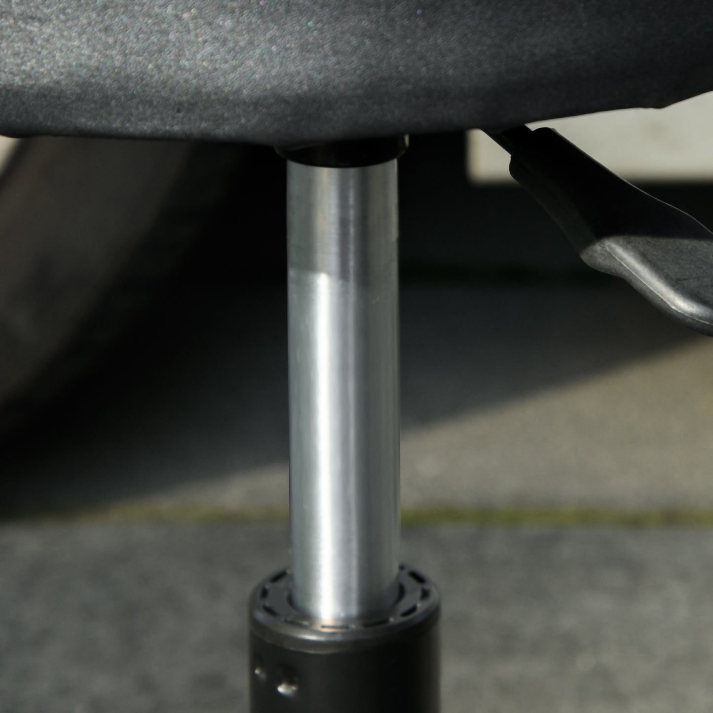 HOMCOM Workshop Stool with Pneumatic Adjustable Height, Rolling Mechanic Stool with 360 Degree Swivel Padded Seat and Tool Tray for Garage, Workshop, Auto Repair