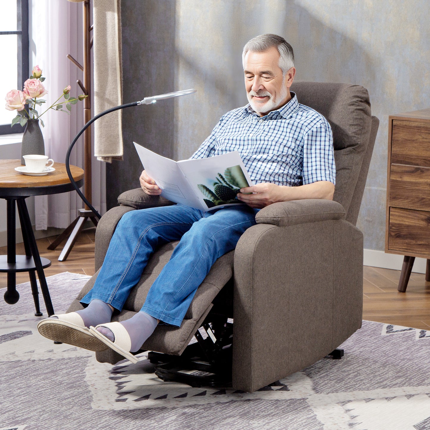 HOMCOM Electric Rise/Recline Armchair, with Reading Light - Brown