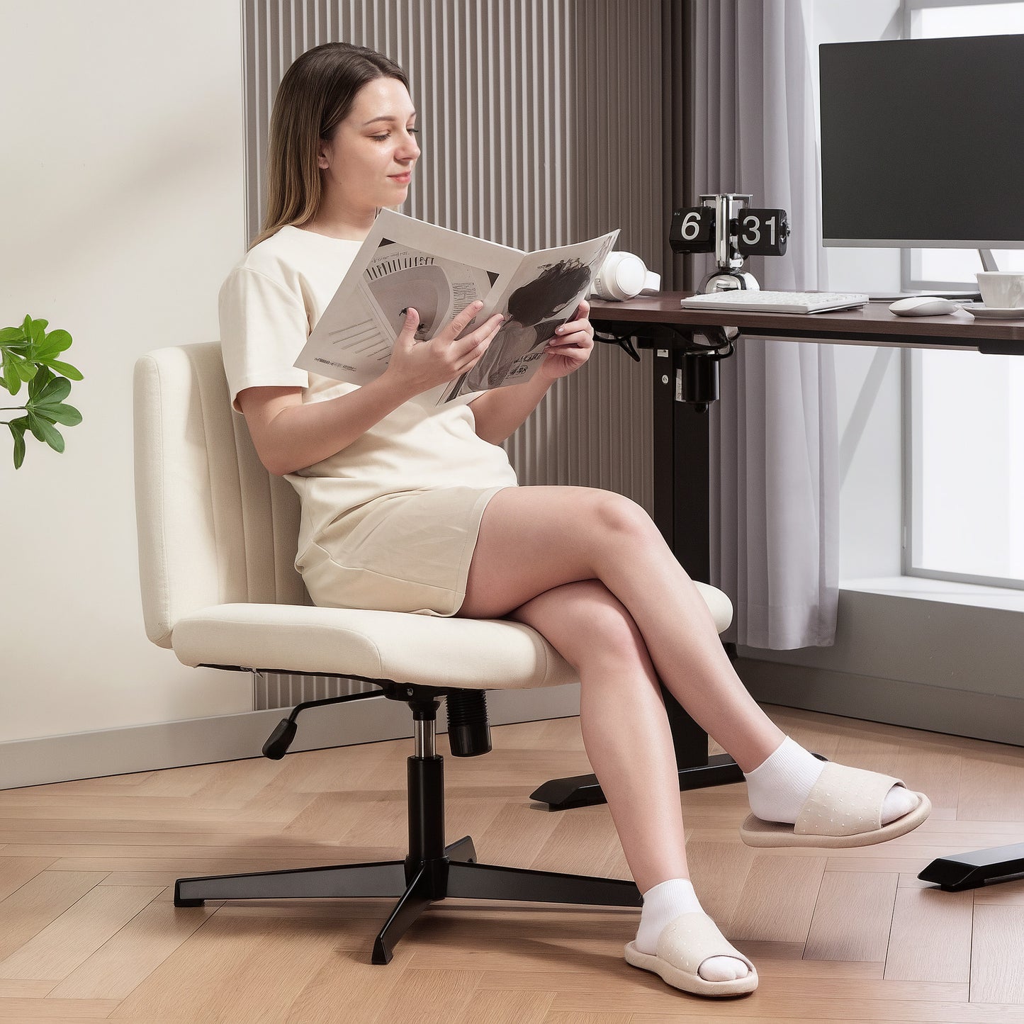 HOMCOM Armless Office Chair, Linen Fabric, Criss Cross Legs, Wide Seat, Thick Padding, Tilt, Adjustable Swivel for Home, Cream