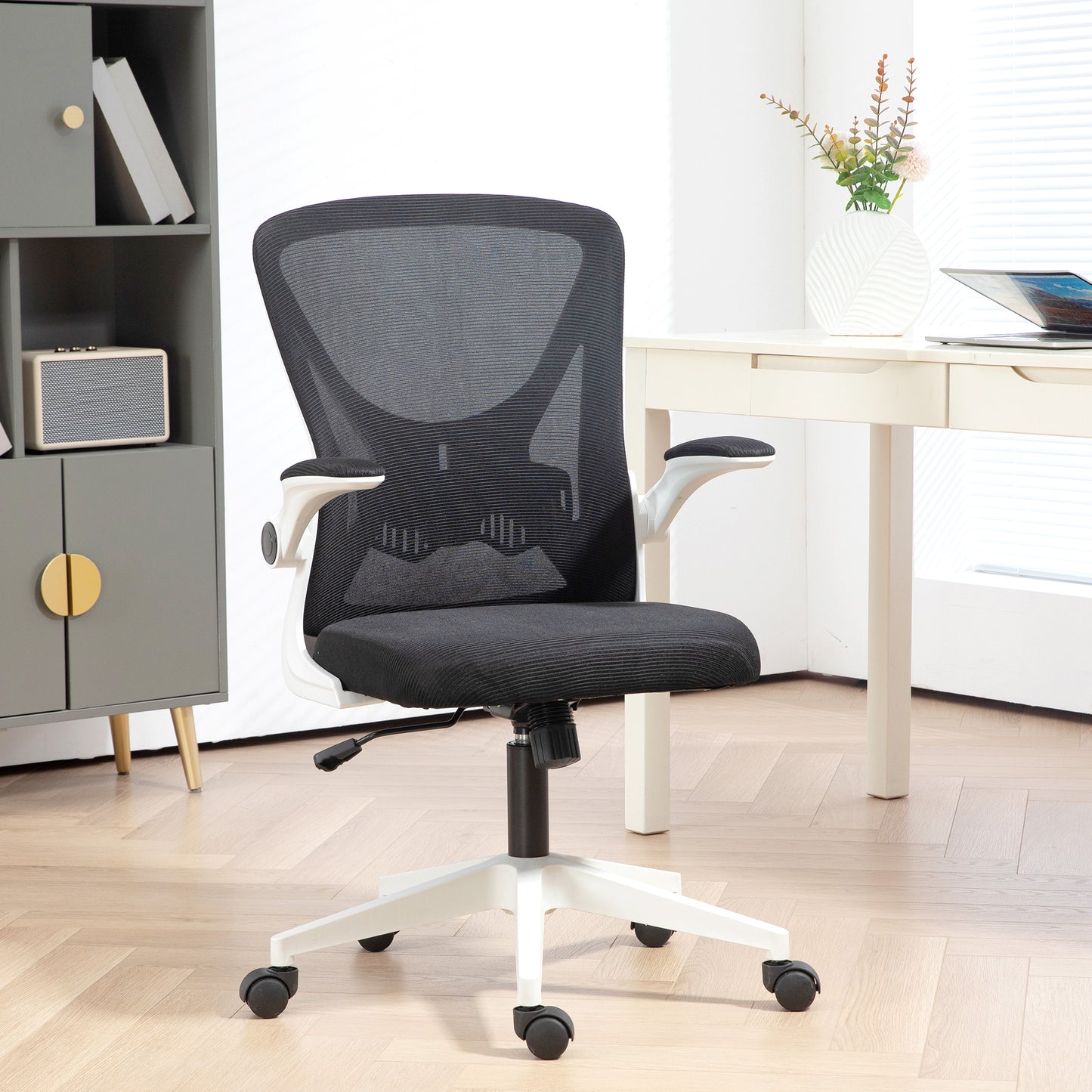 Vinsetto Mesh Back Office Chair, with Flip-Up Arms - Black