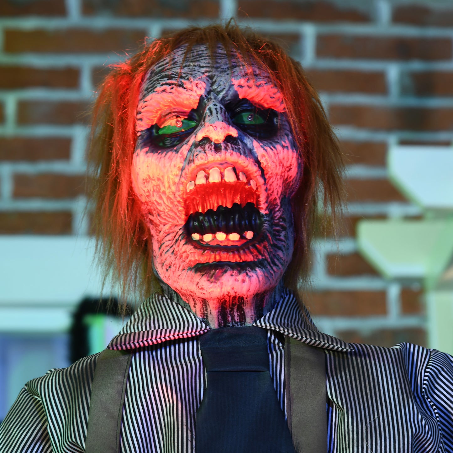 HOMCOM 5.5ft Life Size Animatronic Chainsaw Killer, Sound & Motion Activated Halloween Prop, Light Up Eyes, Posable Arms, Moving Body - Outdoor