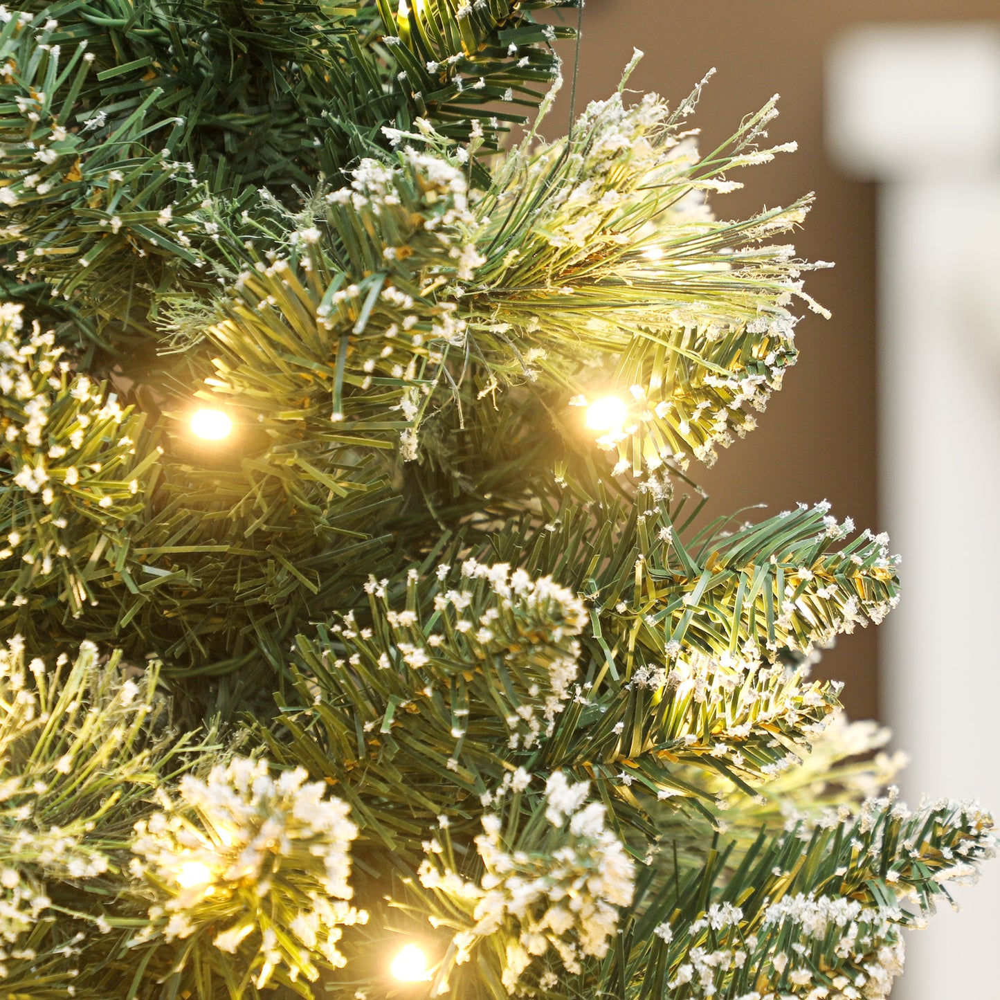HOMCOM 60cm Prelit Christmas Tree, Snow Flocked Tabletop with 35 LED Lights, Pine Cones, Linen Base, Battery Operated, Green