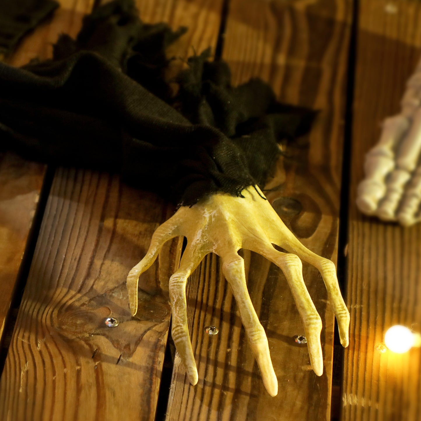 Outsunny 183cm Life Size Animated Crawling Zombie with LED Eyes, Indoor Outdoor Halloween Decoration, Battery Operated, Party Prop, Scary, Grey