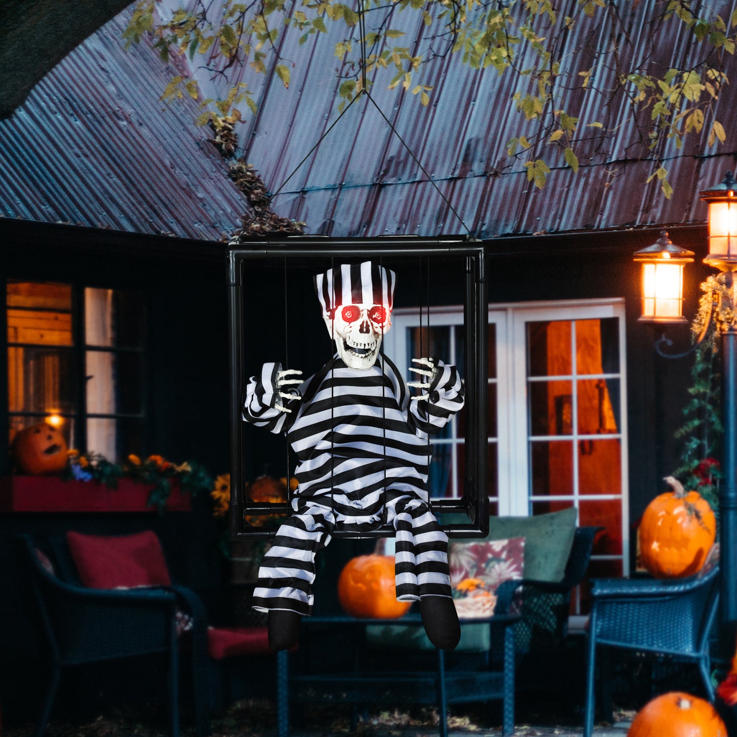 Outsunny Halloween Animated Skeleton Prisoner with LED Eyes, Scary Halloween Decor, Battery Operated Indoor Party Prop, in Cage - Spooky Skeleton