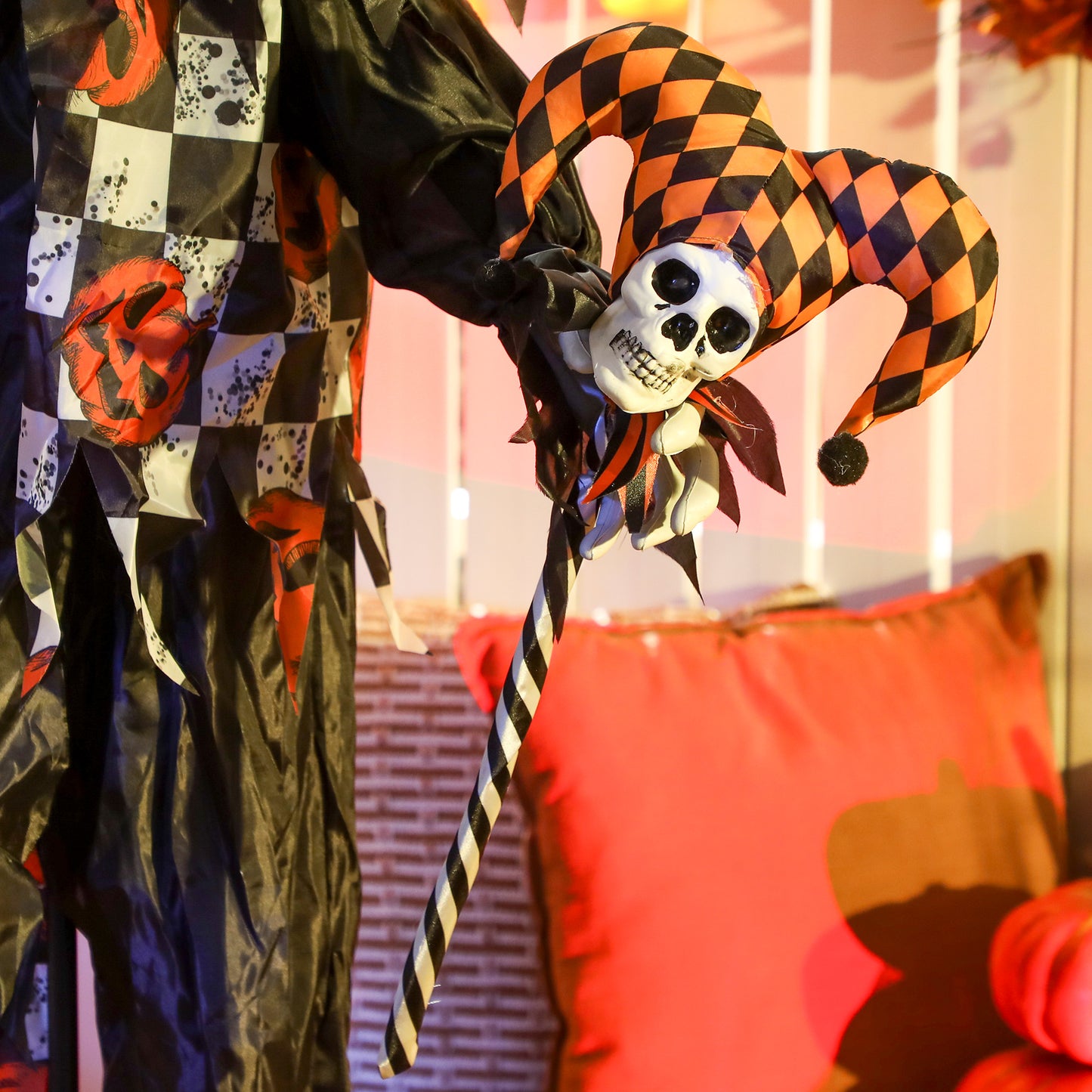 Outsunny Life Size Animated Clown & Skull Staff, Red Light Eyes, Sound-Activated Moving Arms & Head, Halloween Decor, Battery Operated, 183 cm, Red.