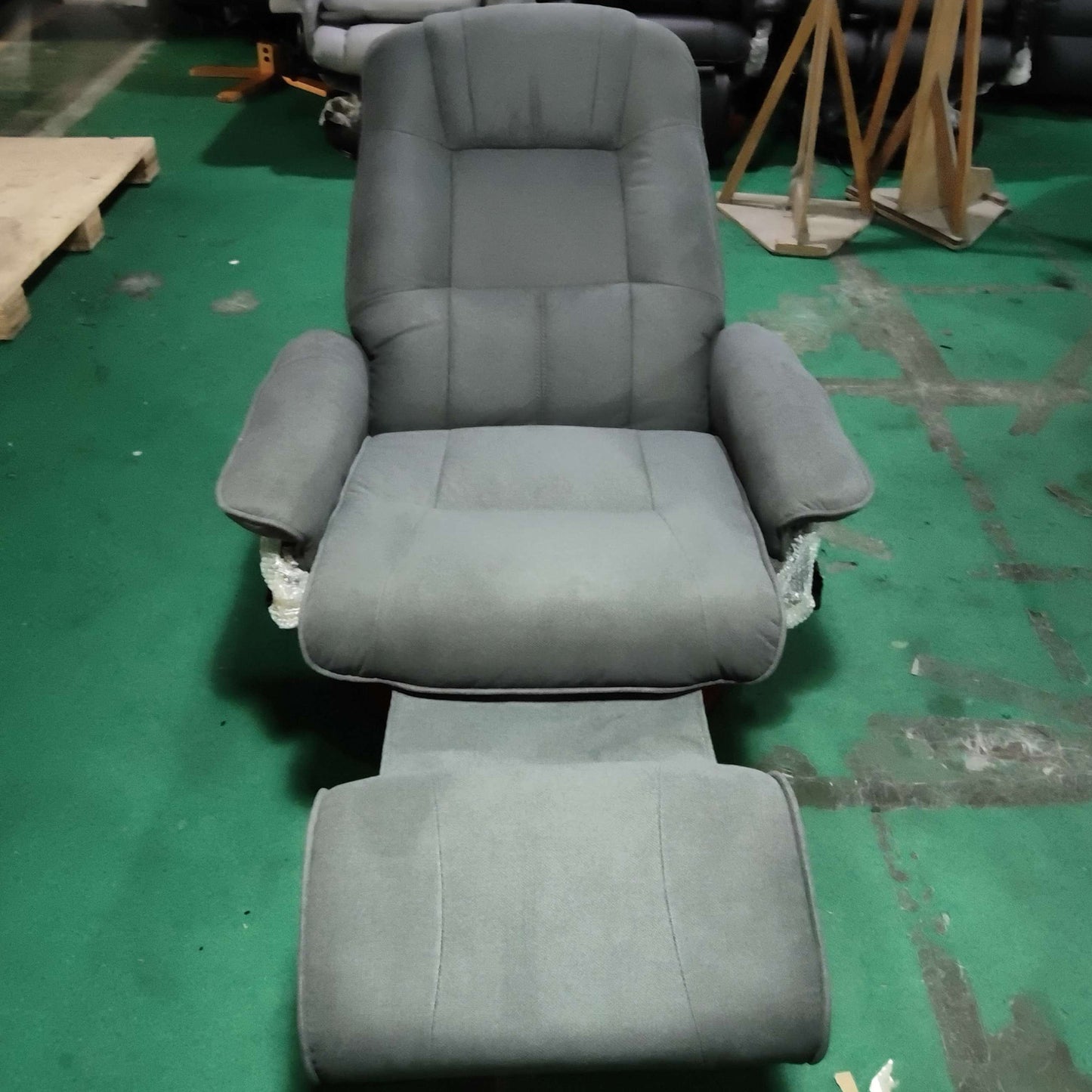 HOMCOM Reclining Swivel Chair, with Footrest - Grey