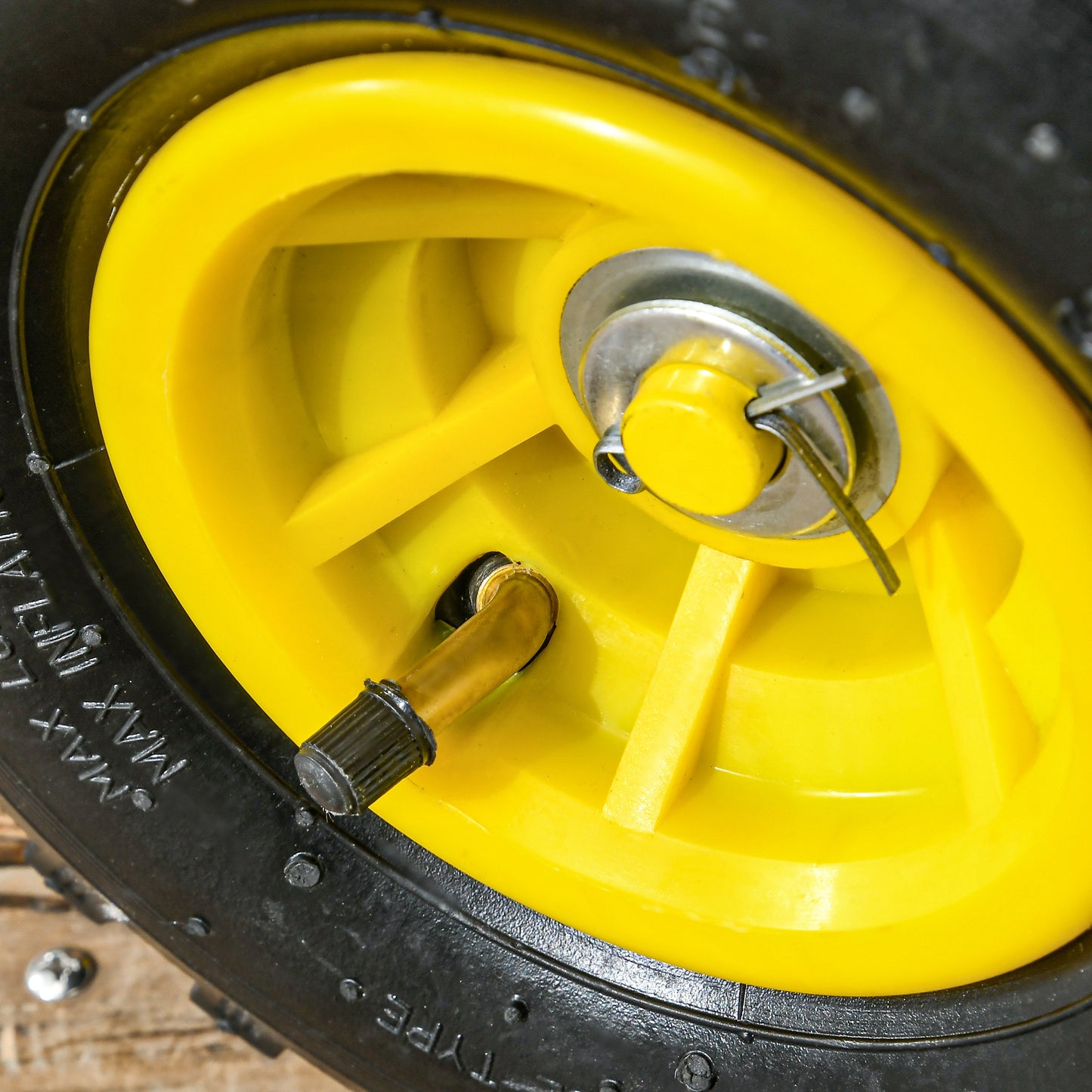 Outsunny Garden Trolley Cart, Heavy Duty Metal Frame with 10" Pneumatic Wheels, Rotating Handle, 150kg Capacity, for Garden/Farm, Yellow