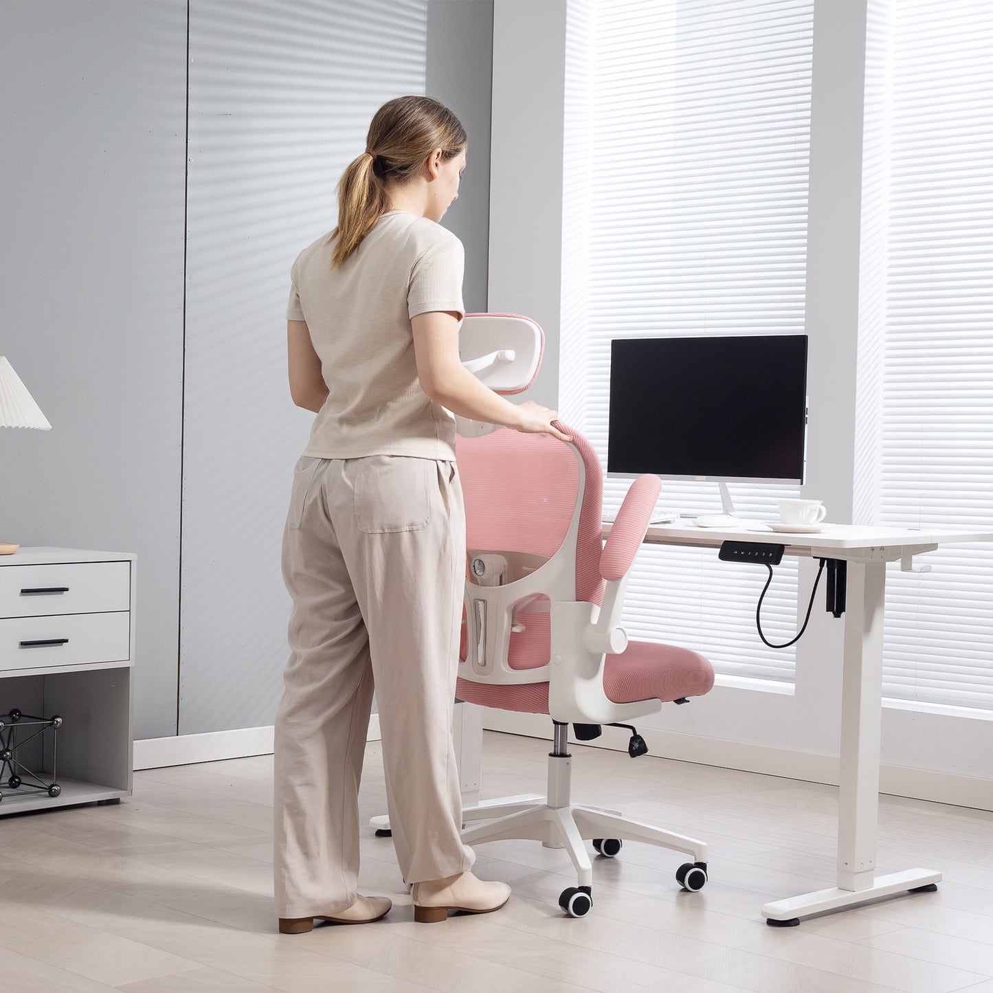 Vinsetto Multi-Adjustable Office Chair, with Lumbar Support, Headrest and Mesh Back - Pink