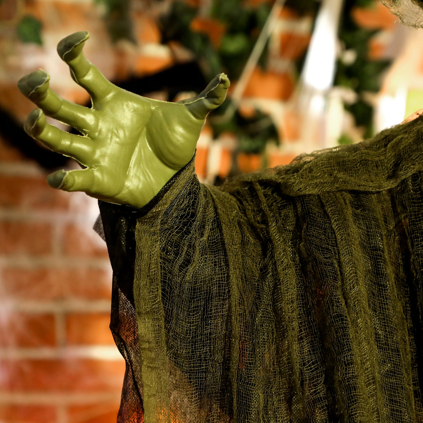 Outsunny Life Size Hanging Halloween Animated Witch with LED Eyes, Spooky Battery Operated Decorations, Indoor Props, 170 cm, Black