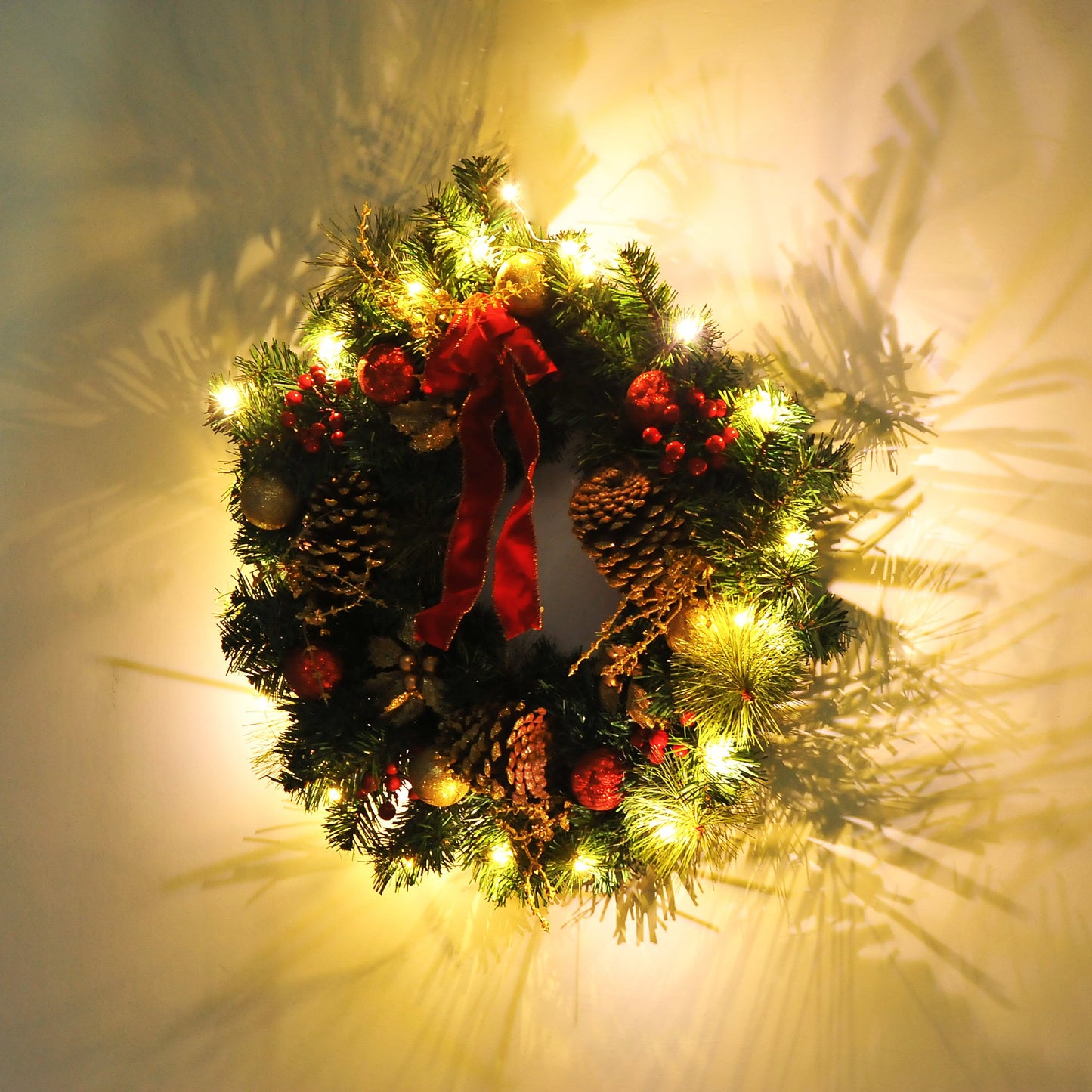 HOMCOM Pre-Lit Artificial Christmas Door Wreath, 60 cm Diameter