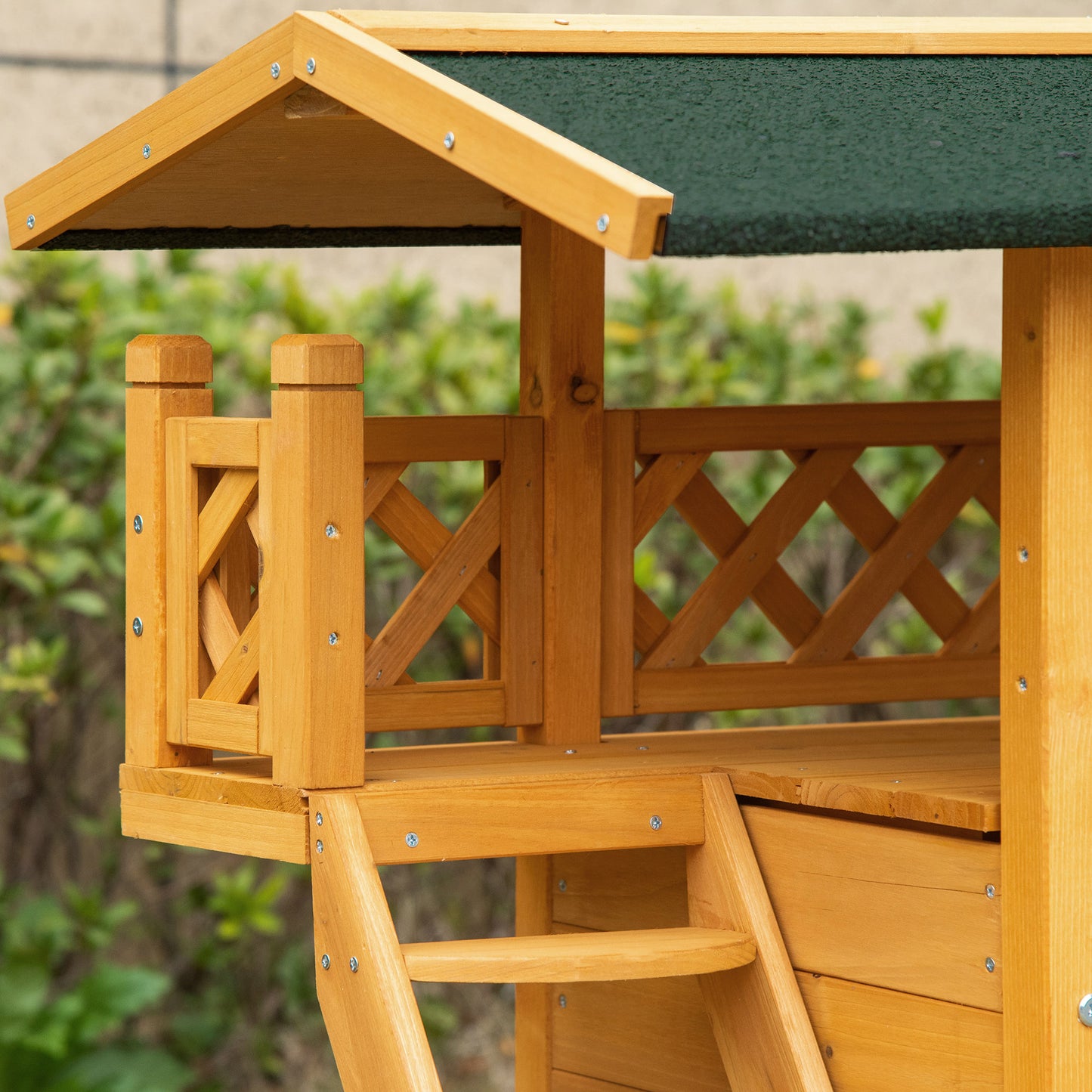 PawHut Cat House Outdoor Kitten Shelter Puppy Kennel with Balcony Stairs Asphalt Roof, 77 x 50 x 73 cm, Natural